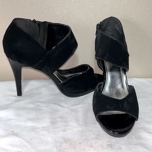 Impo Owena black faux suede asymmetrical strap sandals size 8.5 Wide 4 inch heel